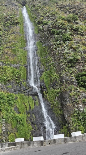 Wasserfall in Madeira bei Tageslicht – beeindruckende Naturlandschaft