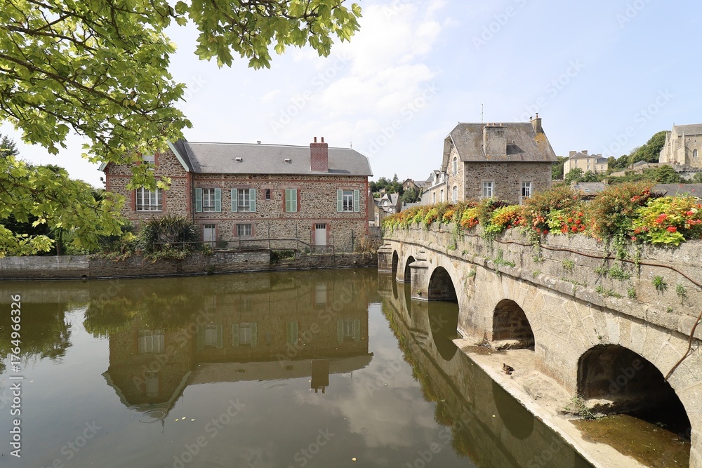 Obraz premium Pont de pierre sur la rivière le Gouessant, ville de Lamballe, département des Côtes d'Armor, Bretagne, France