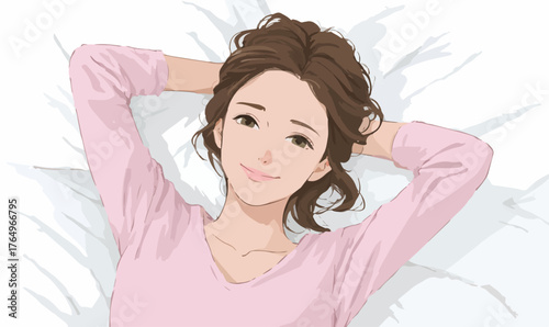 Mulher sorridente deitada em travesseiros brancos com as mãos atrás da cabeça