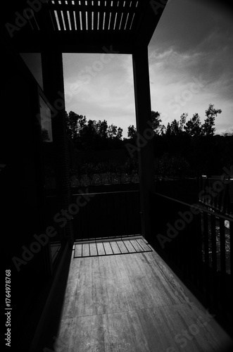 Slika na platnu Architecture as sun watch, handrail shadow