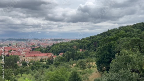 Colina de Petrin y vista de la ciudad de Praga, capital de la República Checa