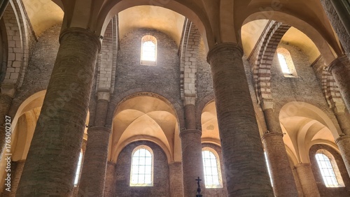 Foto Magnifique vue panoramique sur la nef de l'abbatiale Saint-Philibert de Tournus