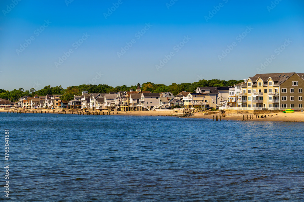 Obraz premium Coastal view of residential homes and beachfront buildings along Walnut Beach in Milford, Connecticut, USA