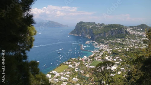 Wyspa Capri - włoska atrakcja turystyczna w Zatoce Neapolitańskiej