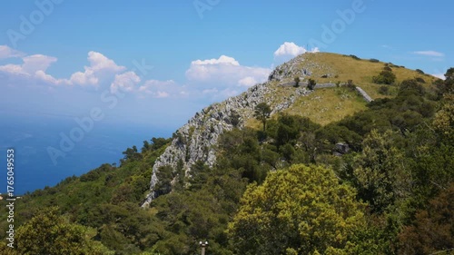 Wyspa Capri - włoska atrakcja turystyczna w Zatoce Neapolitańskiej