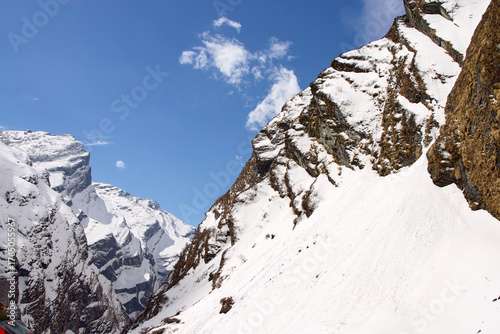 Fotografie A bright day on the way to Annapurna Base Camp