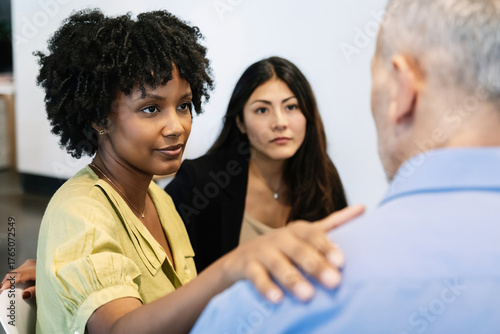 Obraz na plátne Diverse people gathered in a group therapy session at a community center, supporting each other through open conversation and empathy
