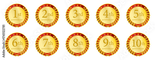 赤と金の光沢を持つ周年記念メダルセット｜1周年から10周年までの数字入りゴールドエンブレムデザイン（ベクター素材）