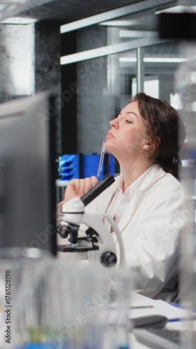 Wallpaper Mural Vertical video Laboratory scientist brainstorming ideas at computer desk, rubbing pen on chin, waiting for data to be processed. Woman in lab doing thinking, interpreting lab genetic analysis Torontodigital.ca