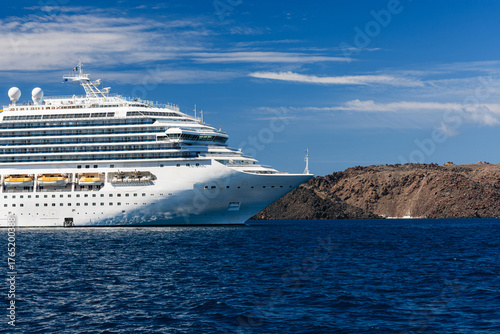 Crucero de lujo blanco con isla al fondo. Concepto de turismo inteligente. Viaje de vacaciones en el mar Mediterráneo.