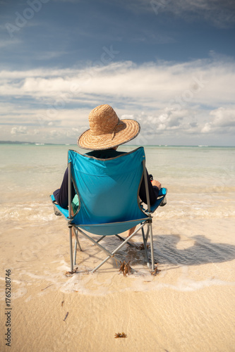 Hombre sentado frente al mar