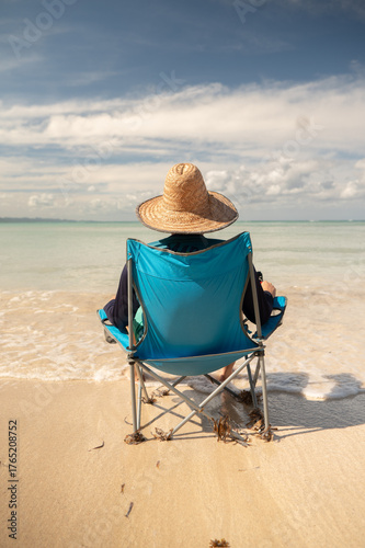 Hombre sentado frente al mar