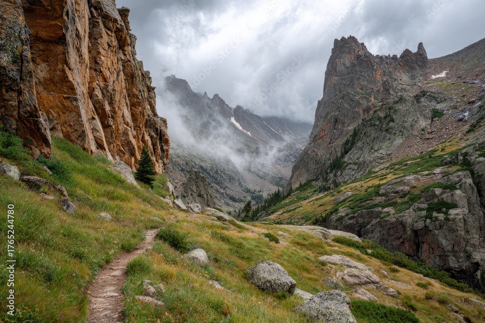 Obraz premium Mountain path amidst cliffs and fog