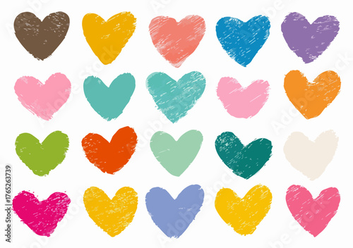 Cuori colorati stilizzati disegnati a mano su sfondo bianco, stile graffiato.