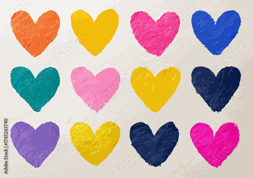 Dodici cuori colorati dipinti a mano con texture materica su sfondo chiaro