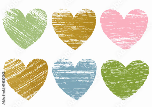 Zestaw sześciu serc o zróżnicowanej kolorystyce z teksturą przypominającą pociągnięcia pędzlem.