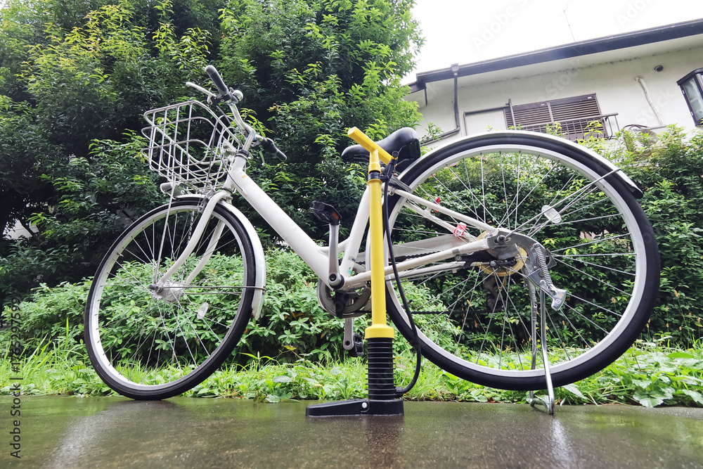 Fototapeta premium 自転車と空気入れ