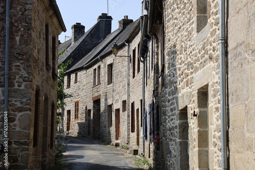Vieille rue typique, village de Moncontour, département des Côtes d'Armor, Bretagne, France