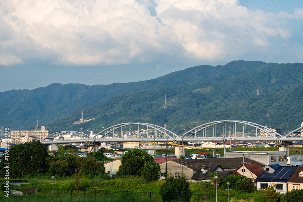 Obraz premium 街中に現れた、川を横断する巨大な水管橋・水道橋