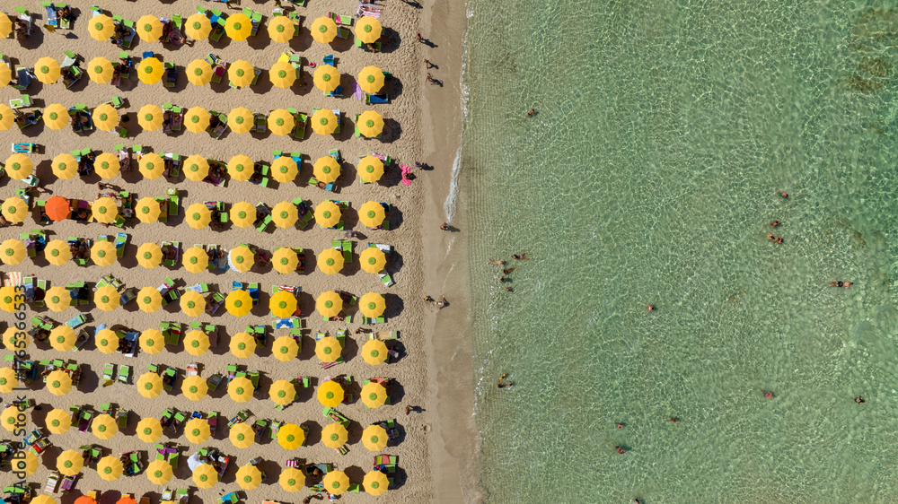 Φωτογραφία Perpendicular aerial view of the beach at San Vito Lo Capo, located in the province of Trapani, Sicily, Italy