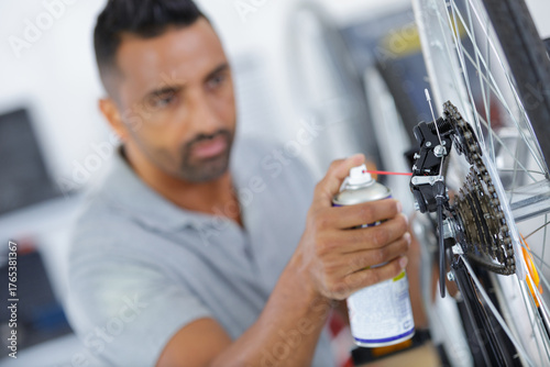 Quadro em tela cleaning and oiling a bicycle chain and gear with oil