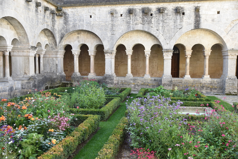 Obraz premium Cloître de l'abbaye de Sénanque dans le Vaucluse. France 