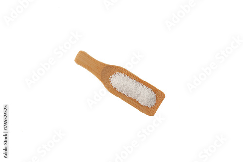 Foto Sodium benzoate in wooden scoop on white