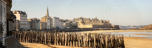 Panorama plage du sillon et les brises lames de saint malo a maree basse en Bretagne