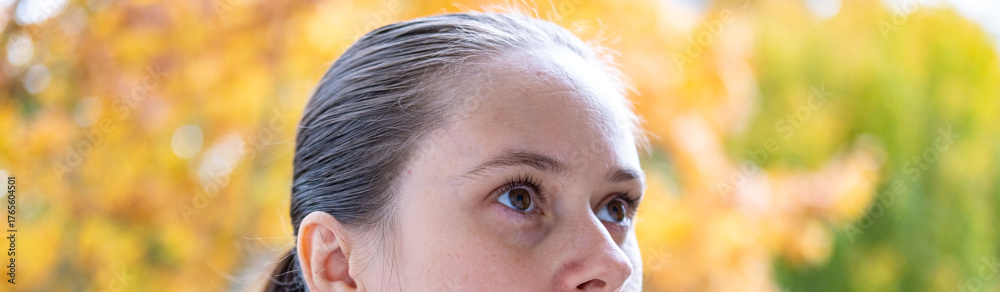 Obraz premium close-up portrait young woman, background golden leaves, emotional portrait, natural beauty, and confidence genuine emotion, happiness, and authentic human connection, self-care contemplation