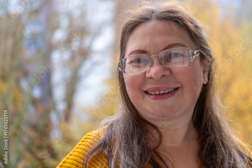 Foto Confident middle-aged emotional woman, Embracing natural beauty and grace self-a