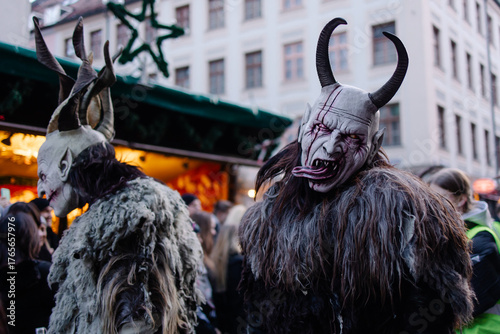 Fotografía Traditional Krampuslauf parade in Germany, actors wearing scary Krampus masks and fur costumes