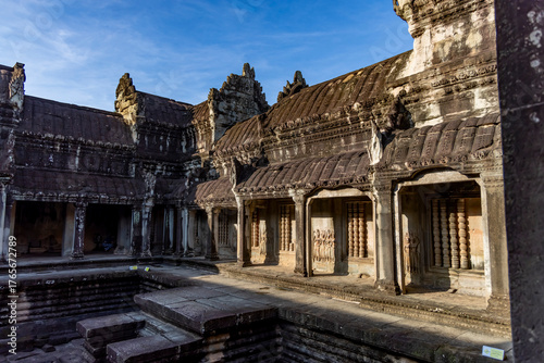 Cuadro en lienzo Ancient inner courtyard of angkor wat temple in siem reap, cambodia, featuring s