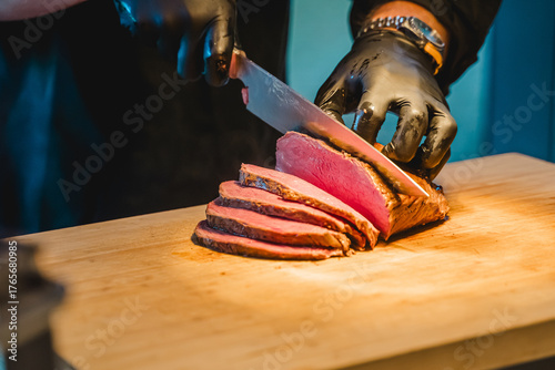 Frisch aufgeschnittenes Fleisch an einer Carving Station