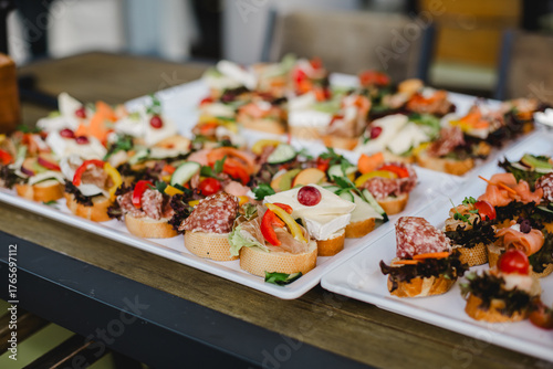 Professionelles Catering-Buffet mit Warmhaltebehältern und reichhaltiger Auswahl an Speisen auf einem festlichen Bankett