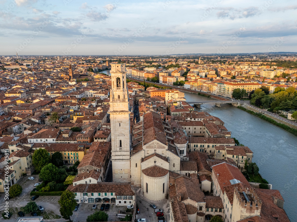 Obraz premium Aerial View of the Verona Cathedral at Sunrise with Historic Buildings in the City