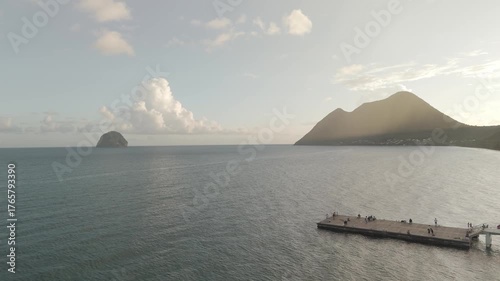 Vues drone du Diamant en Martinique : plage, rocher du Diamant, église et coucher de soleil. Paysages tropicaux parfaits pour projets voyage, nature ou tourisme.