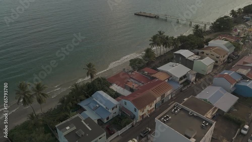 Vues drone du Diamant en Martinique : plage, rocher du Diamant, église et coucher de soleil. Paysages tropicaux parfaits pour projets voyage, nature ou tourisme.