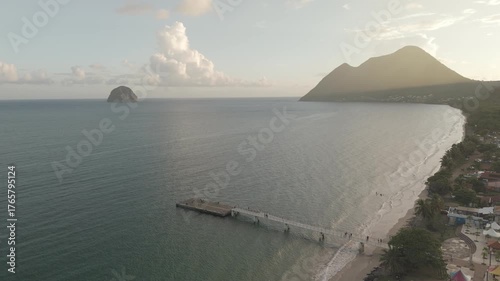 Vues drone du Diamant en Martinique : plage, rocher du Diamant, église et coucher de soleil. Paysages tropicaux parfaits pour projets voyage, nature ou tourisme.