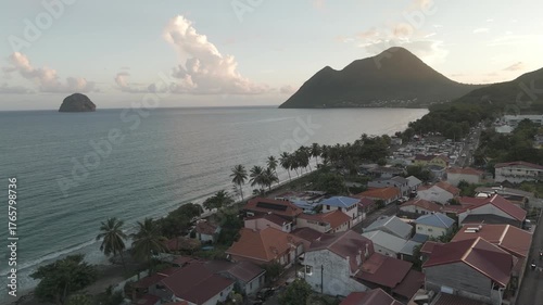 
Vues drone du Diamant en Martinique : plage, rocher du Diamant, église et coucher de soleil. Paysages tropicaux parfaits pour projets voyage, nature ou tourisme.