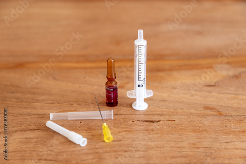 Vitamin B12  und Injektionsspritze auf Holztisch