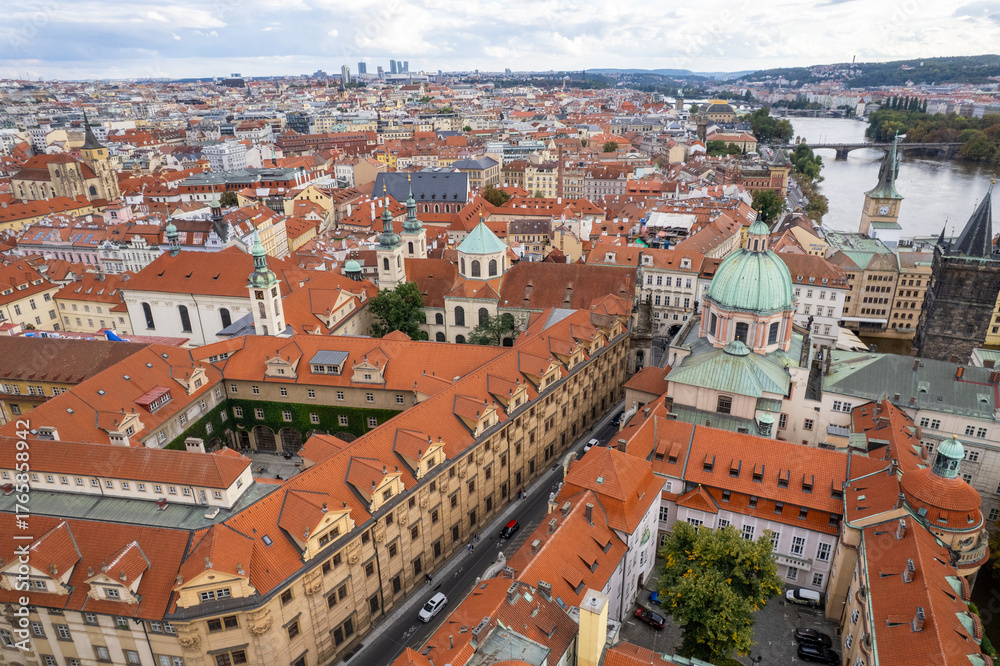 Obraz premium Beautiful Aerial View of Prague City, Czech Republic — Historic Skyline with Vltava River, Charles Bridge and Prague Castle