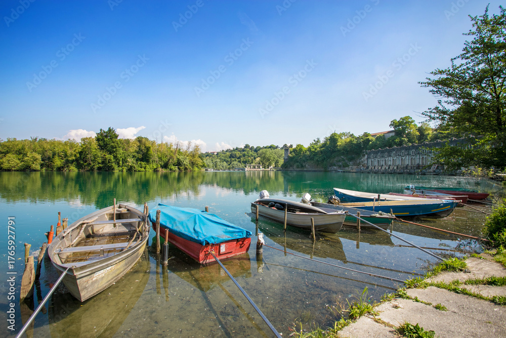 Obraz premium Boats moored to the pier