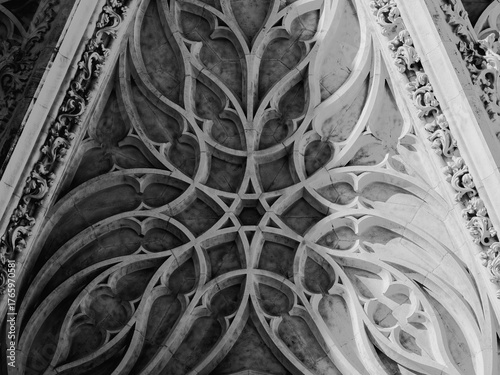 Cuadro en lienzo Gothic Stone Vault Ceiling with Ornamental Architectural Patterns