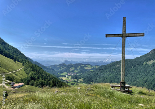 Am Gipfelkreuz des Schachenberg mit Blick ins Priental, Chiemgau, Alpen, Bayern, Deutschland