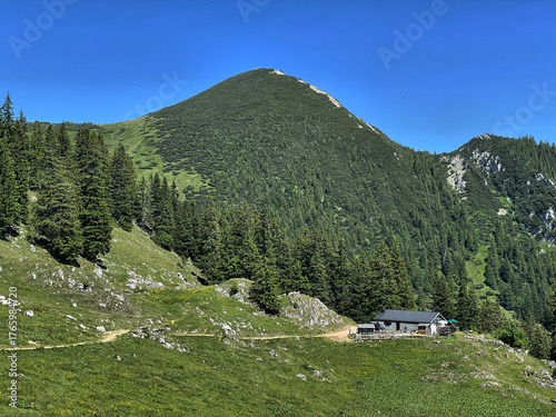 Almhütte unterhalb des Geigelstein Gipfels, Alpen, Chiemgau, Bayern, Deutschland