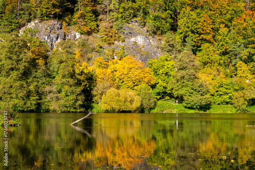 Flusslandschaft im Herbst