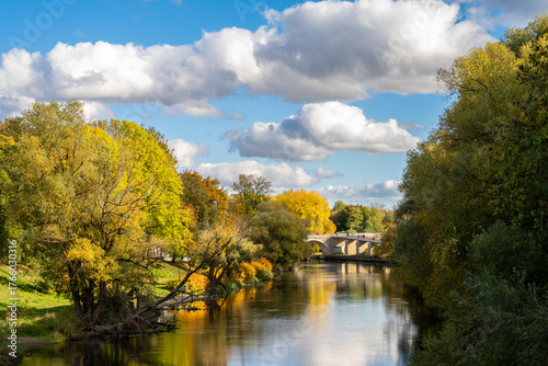 Steinerne Brücke und die Donau im Herbst