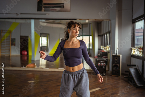 Fotografia Woman practicing modern dance in studio