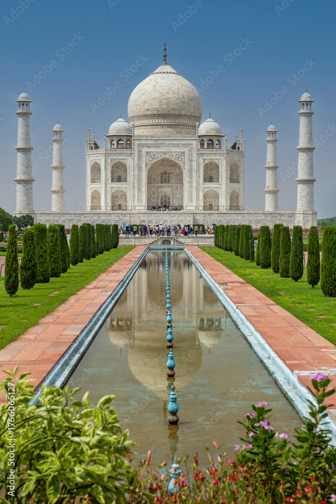Obraz premium Taj Mahal, white marble mausoleum on the bank of the Yamuna river in Agra city, Uttar Pradesh state, India.