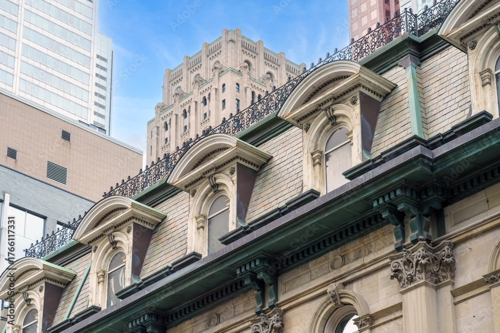 Fototapeta premium Old vs. new architecture in the downtown district, Toronto, Canada